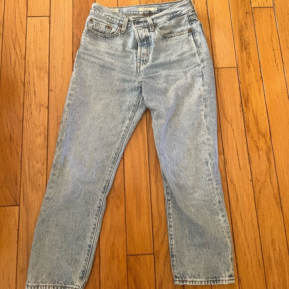 Levis jeans size 27